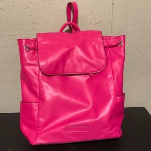This is a hot pink Vera Bradley backpack 🎒